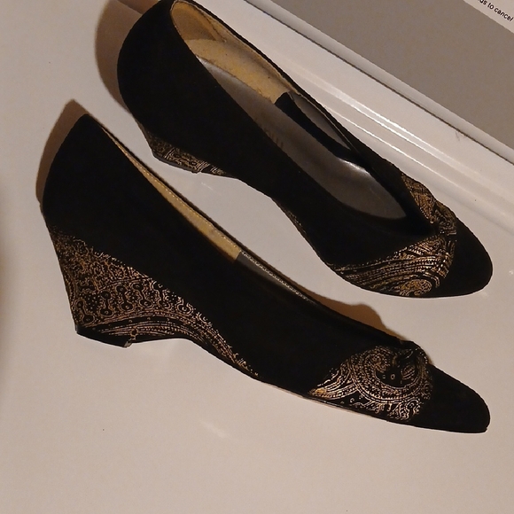 Vintage Black and Gold Flats - Picture 3 of 6